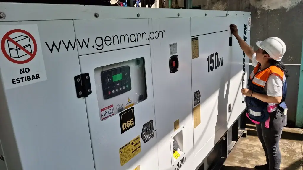 Limpieza externa de caseta acustica, Ingeniería en Plantas de Emergencia